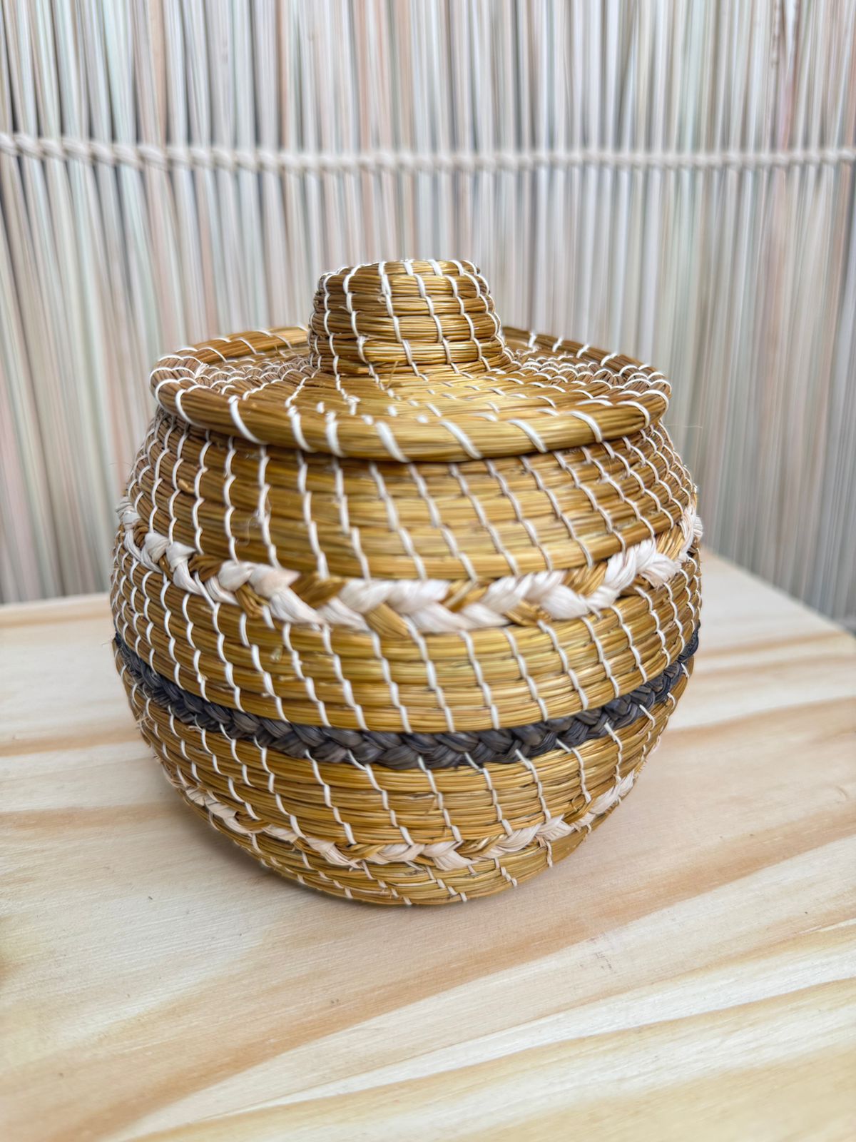 PORTA-JOIAS DE CAPIM DOURADO COM PALHA DE BURITI