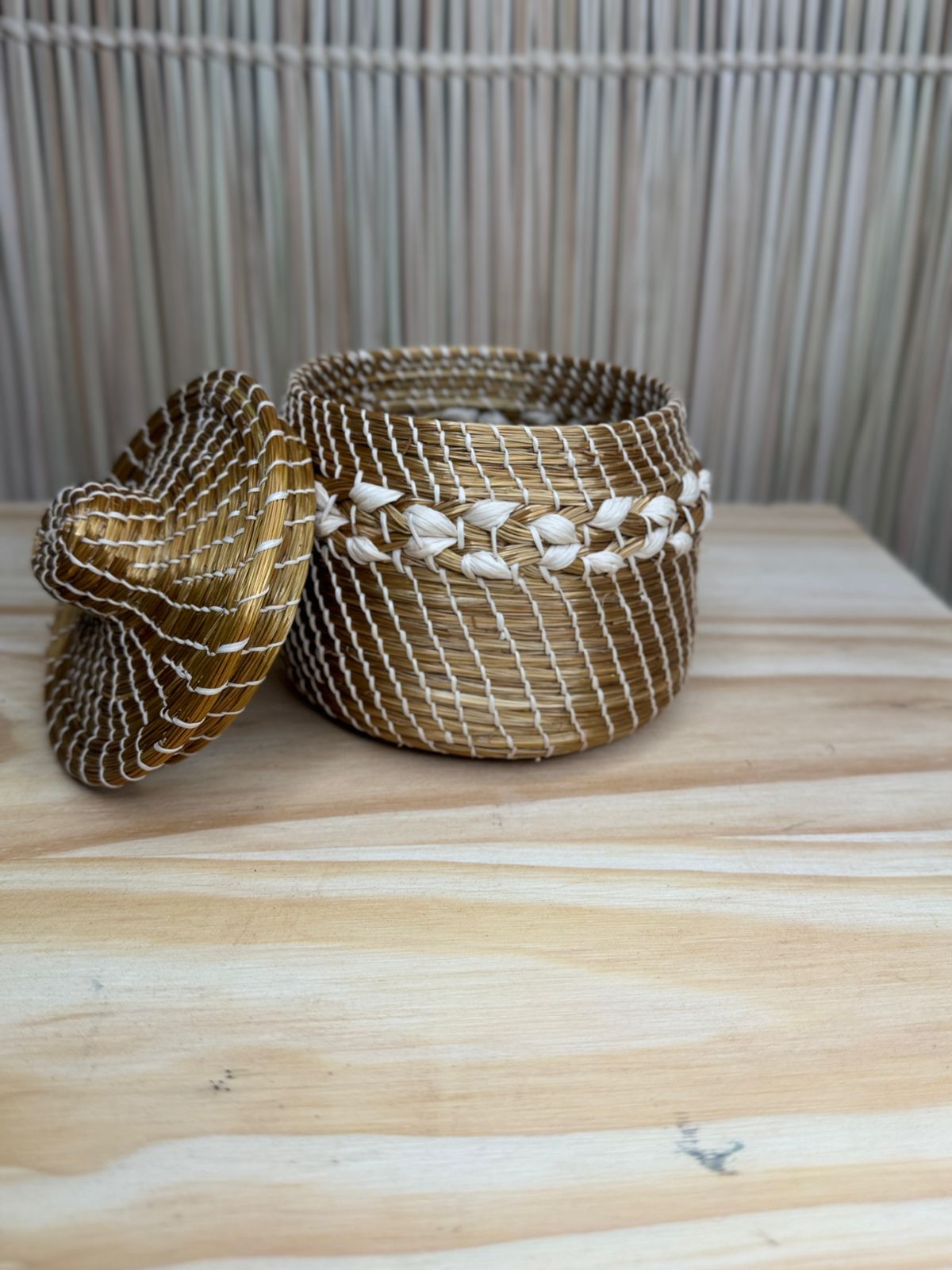 PORTA-JOIAS DE CAPIM DOURADO E SEDA DE BURITI