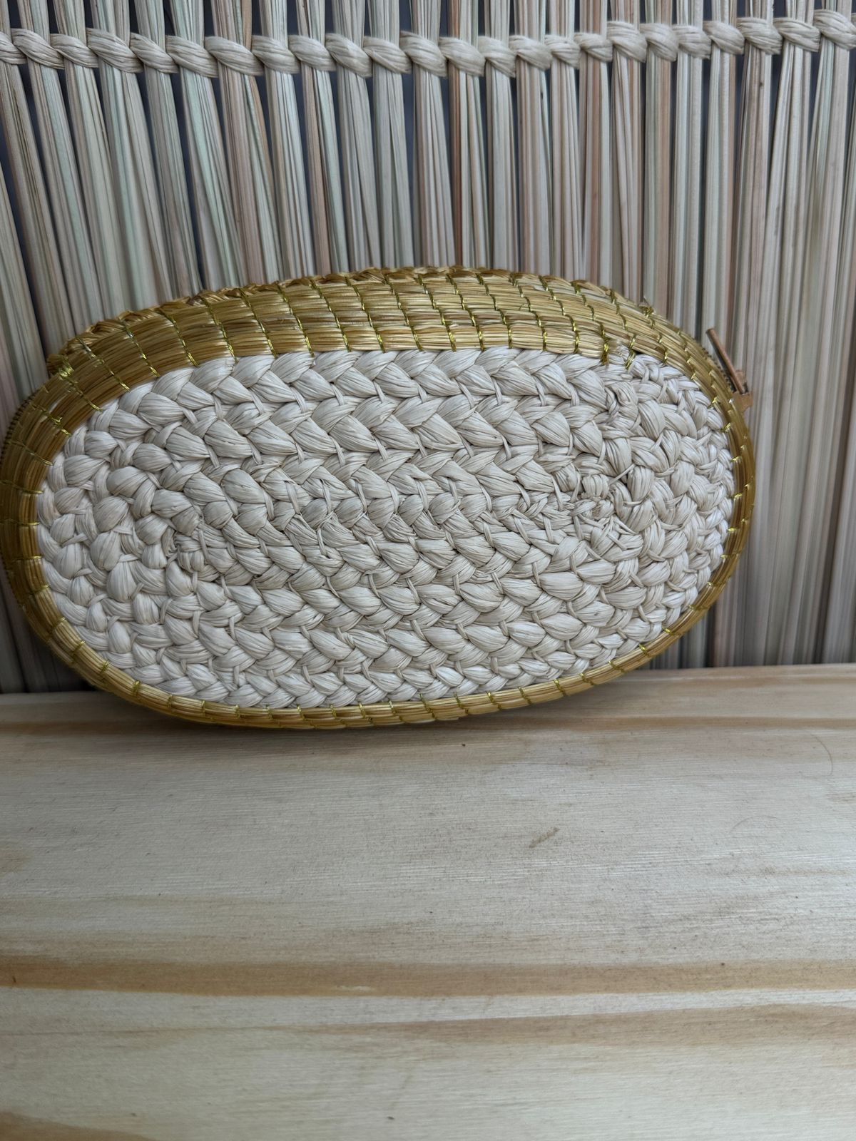 CARTEIRA DE CAPIM DOURADO COM PALHA DE BURITI