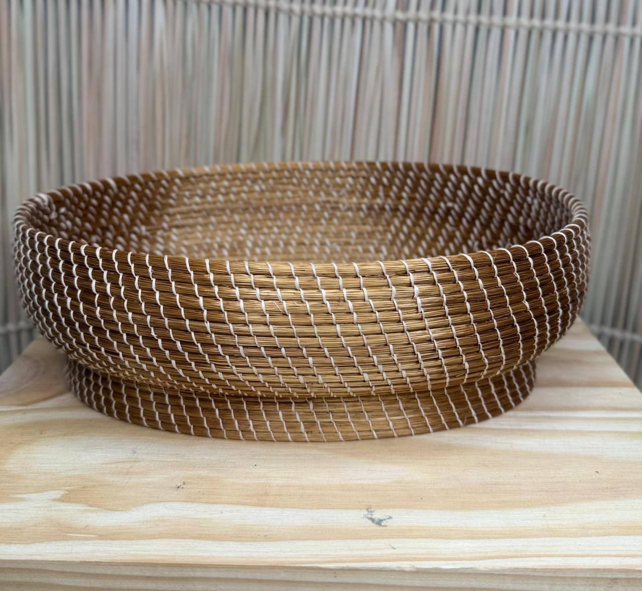 CESTA DE CAPIM DOURADO E SEDA DE BURITI