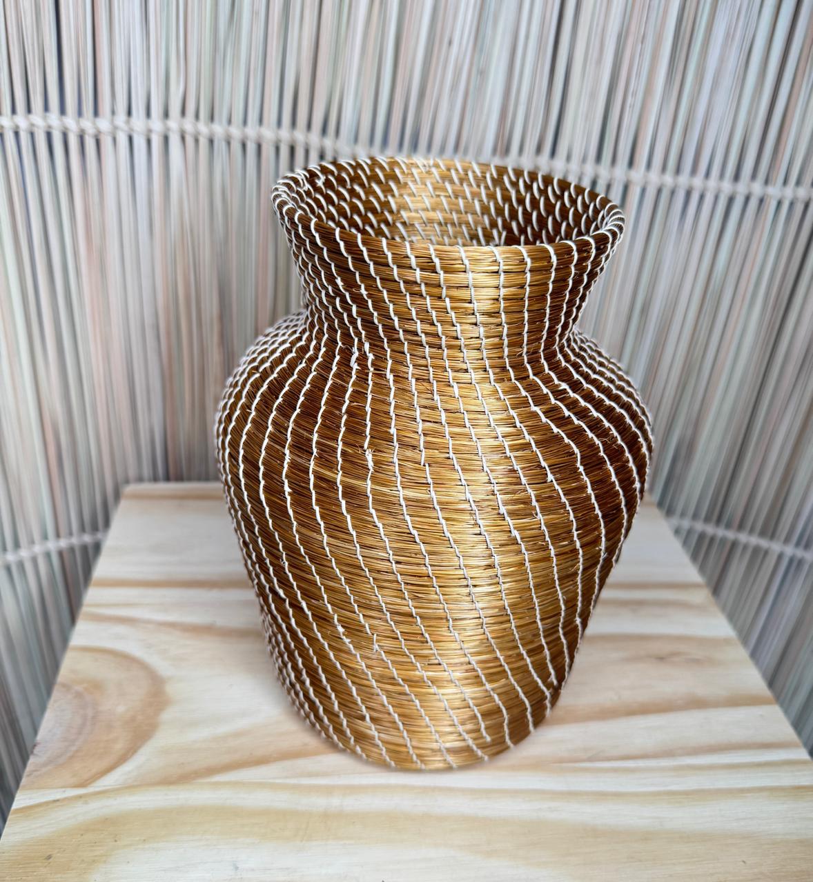 VASO DE CAPIM DOURADO E SEDA DE BURITI