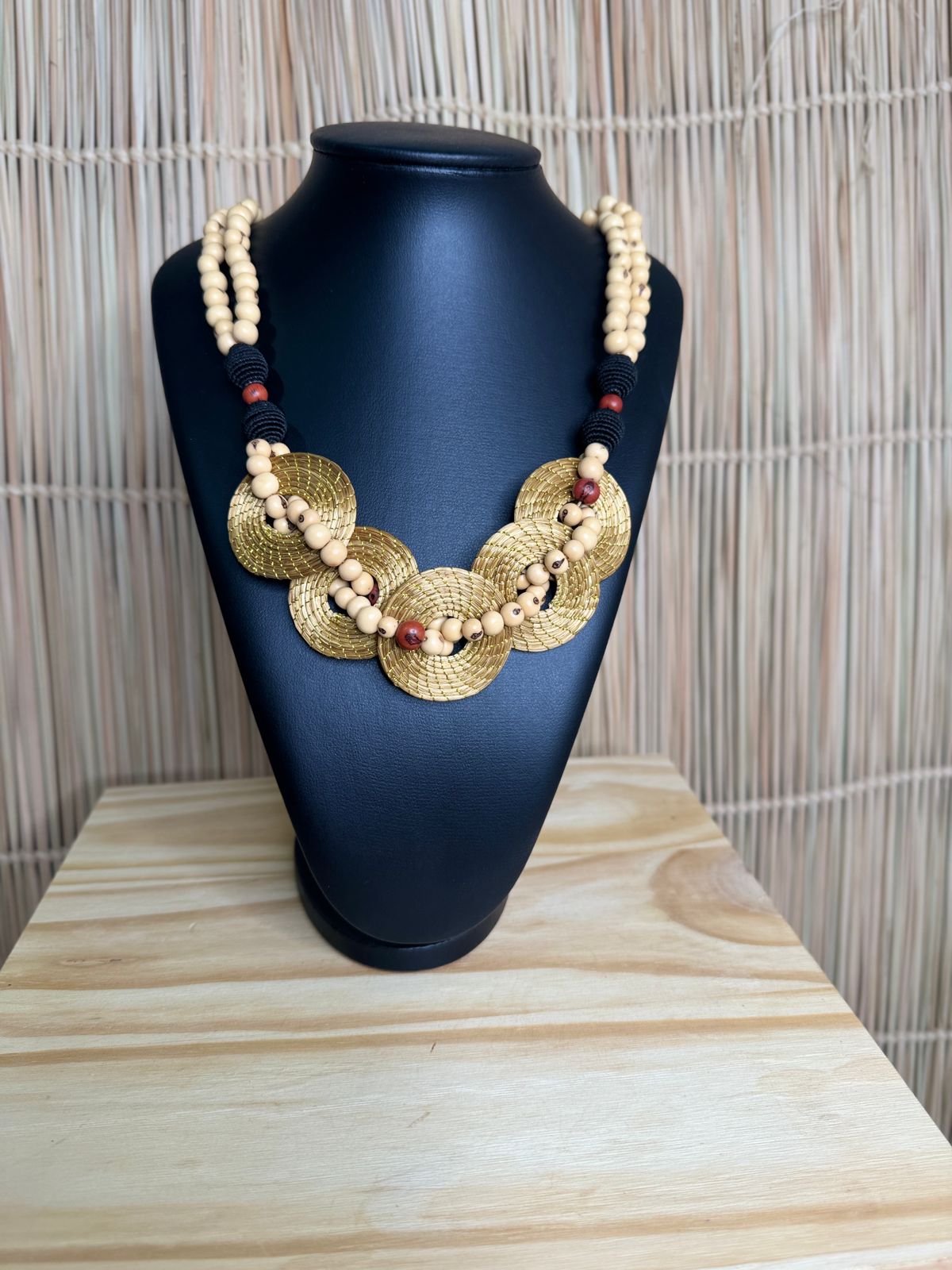 COLAR SEMENTES DE AÇAÍ & CAPIM DOURADO