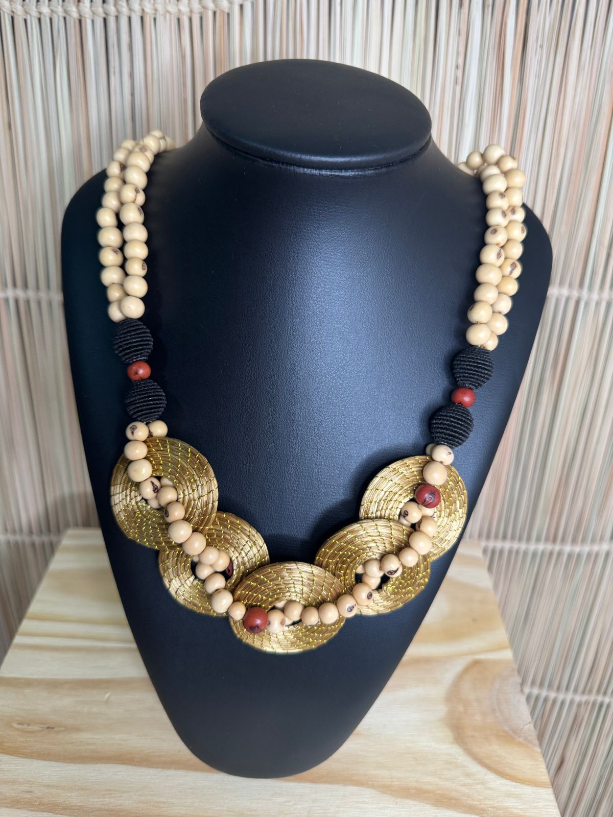 COLAR SEMENTES DE AÇAÍ & CAPIM DOURADO