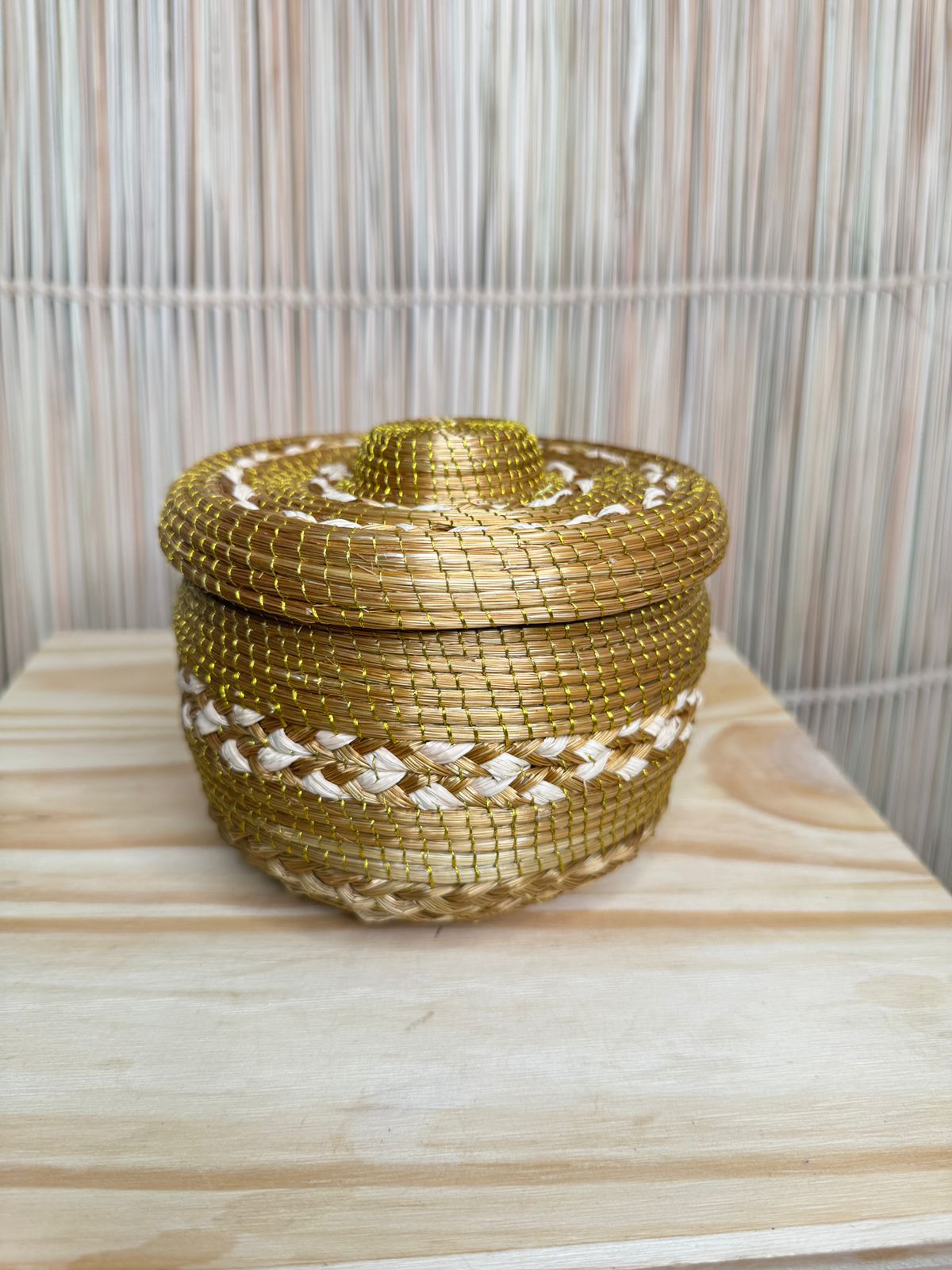 PORTA-JOIAS DE CAPIM DOURADO COM BURITI