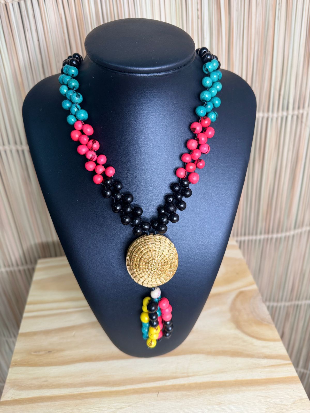 COLAR SEMENTES E MADALA