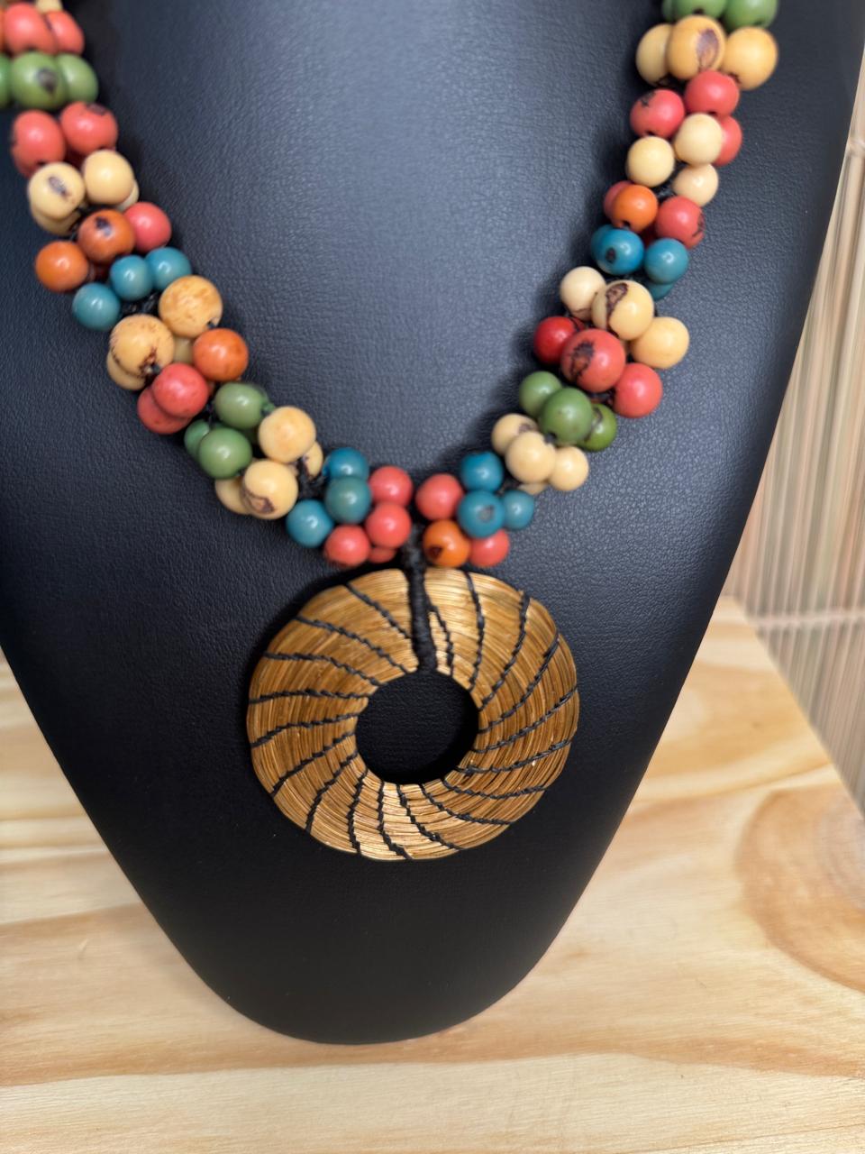 COLAR DE SEMENTES COLORIDAS